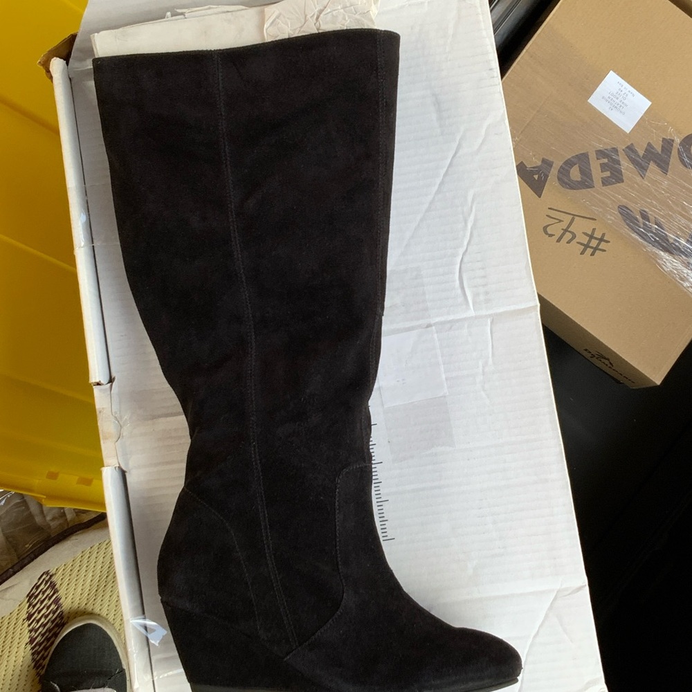 Elegant Black Suede Wedge Boots